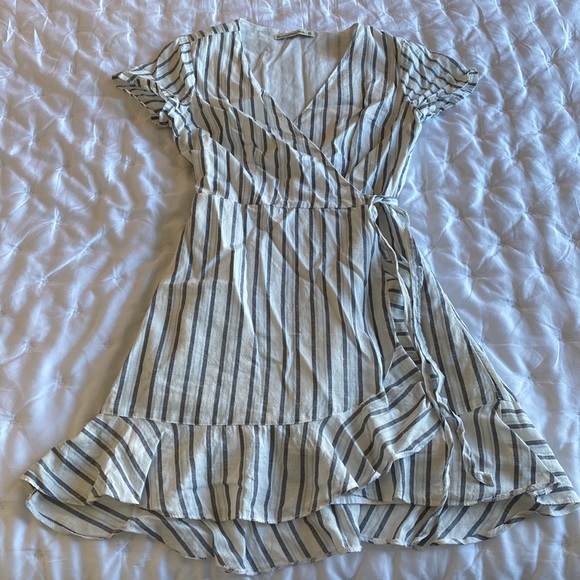 Abercrombie and Fitch Wrap Mini dress - Picture 3 of 4
